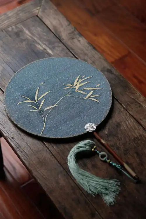 自古以来,团扇就是古代女子偏爱的物品.