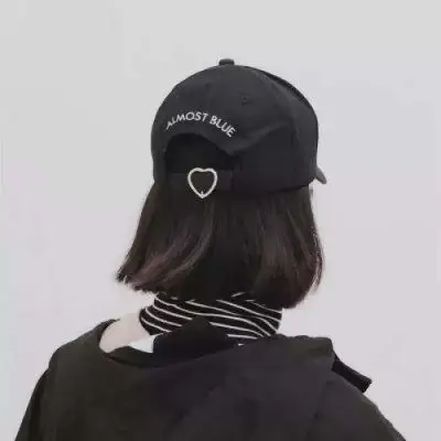 戴帽子女生头像