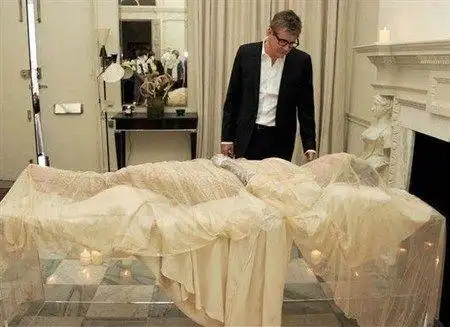 名媛daphneguinness戴110万英镑白金手套变尸体