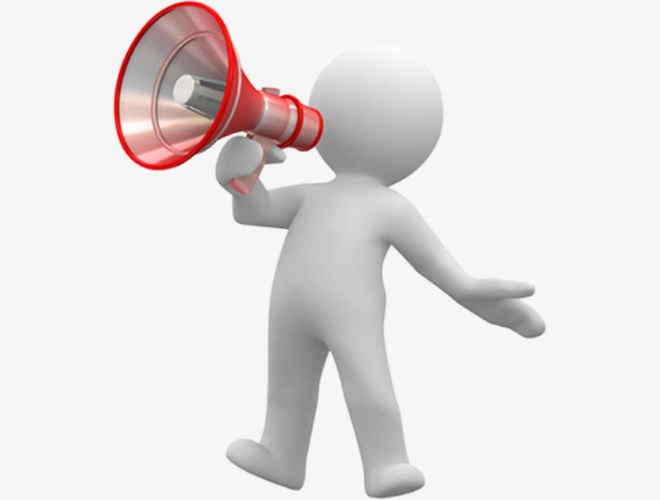 拿喇叭喊话的人