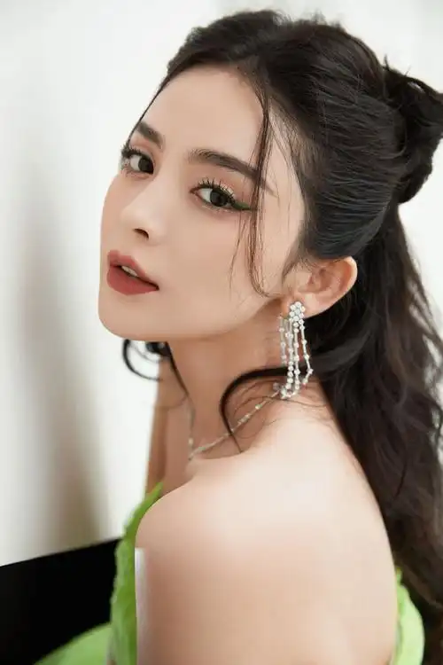 古力娜扎着绿色蓬蓬裙大片释出 侧颜立体精致妩媚动人_直销报道网