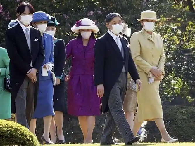 日本皇室游园会!雅子皇后一身嫩黄套装好美,纪子妃蓝裙抢了风头_天皇_