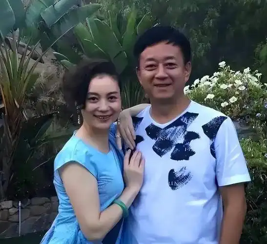 朱军夫妇罕见同框,老公打扮简单难掩儒雅绅士,老婆穿印花裙好美