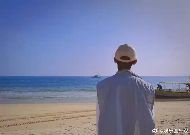 马嘉祺海边背影##马嘉祺晒海边自拍