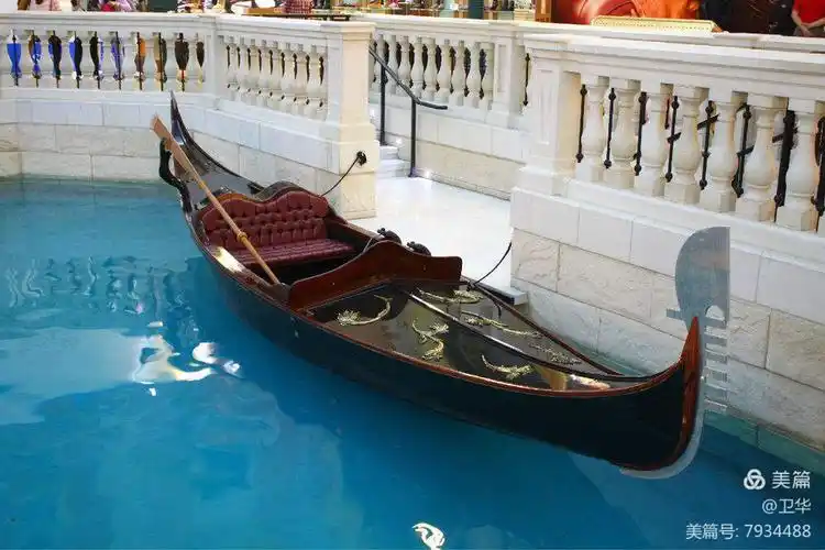 威尼斯水城……轻快灵活的小艇穿梭自如
