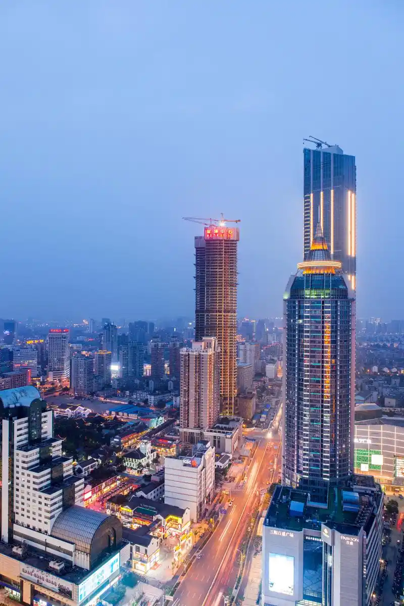 无锡南长街是历史悠久的古街,位于无锡市梁溪区,是无锡市的地标性景点