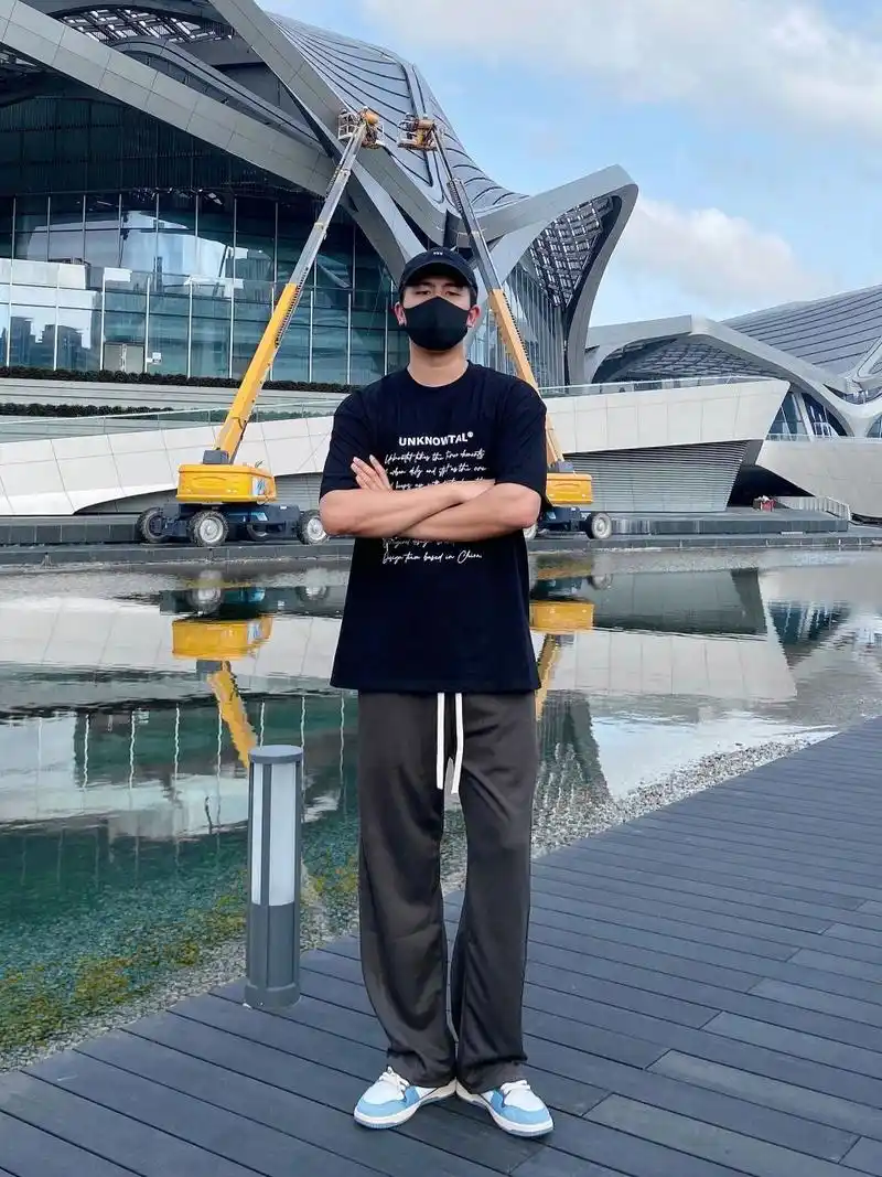 9个男生站姿拍照姿势  超实用的9种万能站姿拍照姿势,简单帅气