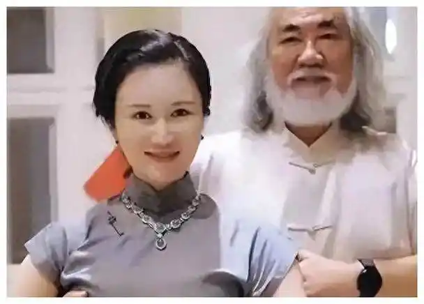 72岁导演张纪中与妻子杜星霖在社交平台发布喜讯,其妻子再次怀孕_家庭
