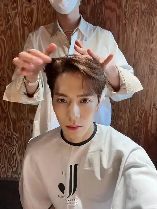 王嘉尔520随拍##王嘉尔健身房自拍