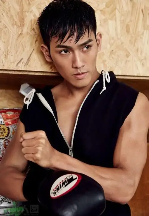 肌肉男:阳光艺体能黄恺杰肌肉性感写真-小虾米