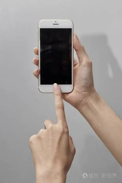 手里拿着手机,用空白屏幕在智能手机上工作