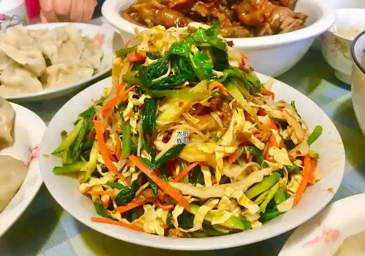 家常凉菜需要食材:黄瓜,菠菜69,胡萝卜,粉丝69,香菜,白菜,大蒜,炒