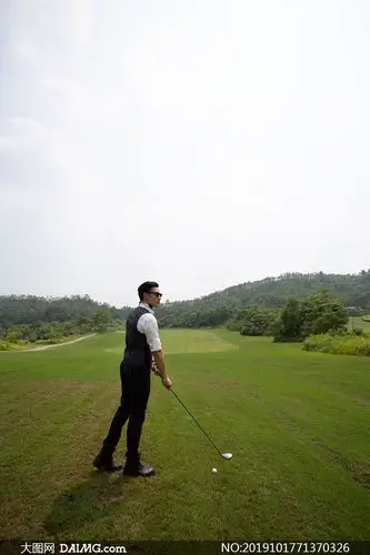 打高尔夫球的男士人物摄影高清原片