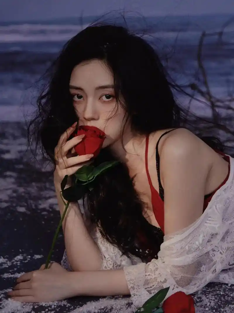 红唇美背,在黑夜完美展现女性魅力的神秘感!