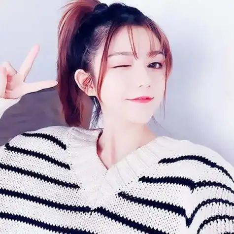 高马尾眨眼美女剪刀手头像