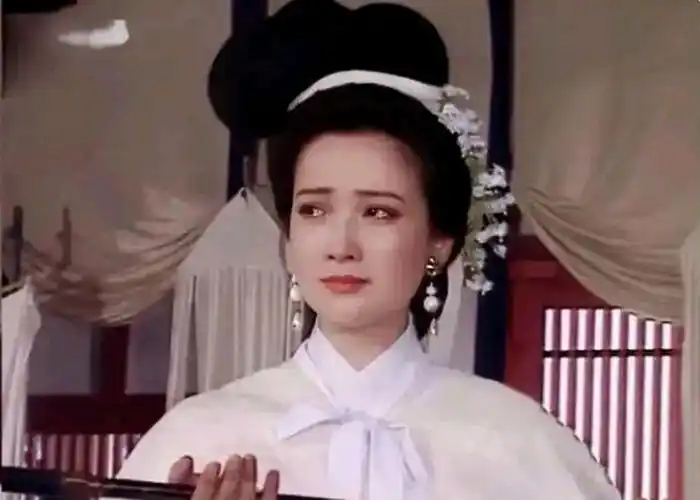 何晴在《三国演义》里饰演的周瑜夫人小乔的剧照,一身素白,梨花带雨