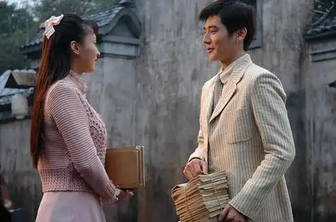 今天还有网友晒出了一组钱枫年轻时候的照片,他真的不能再堕落了,瘦的