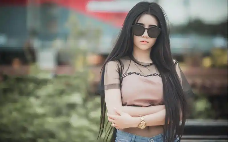 泰国超酷墨镜美女户外写真唯美高清壁纸