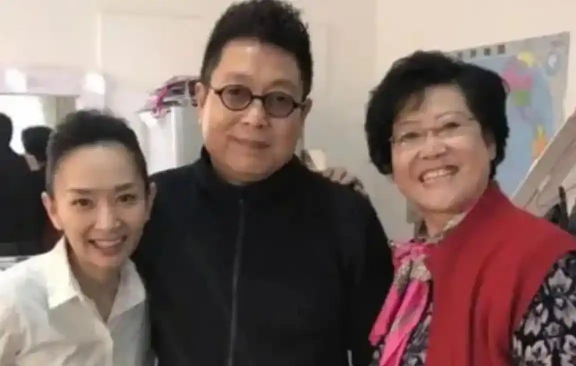 回顾王芳:嫁大15岁的教授丈夫,31岁独自产检生女,今过得幸福吗