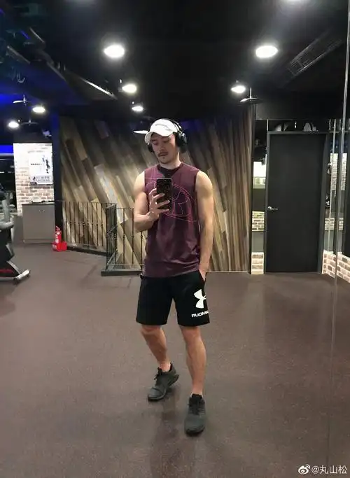 天生就是做模特的料这样立体的五官和完美体型比例浓眉大眼,高鼻梁大