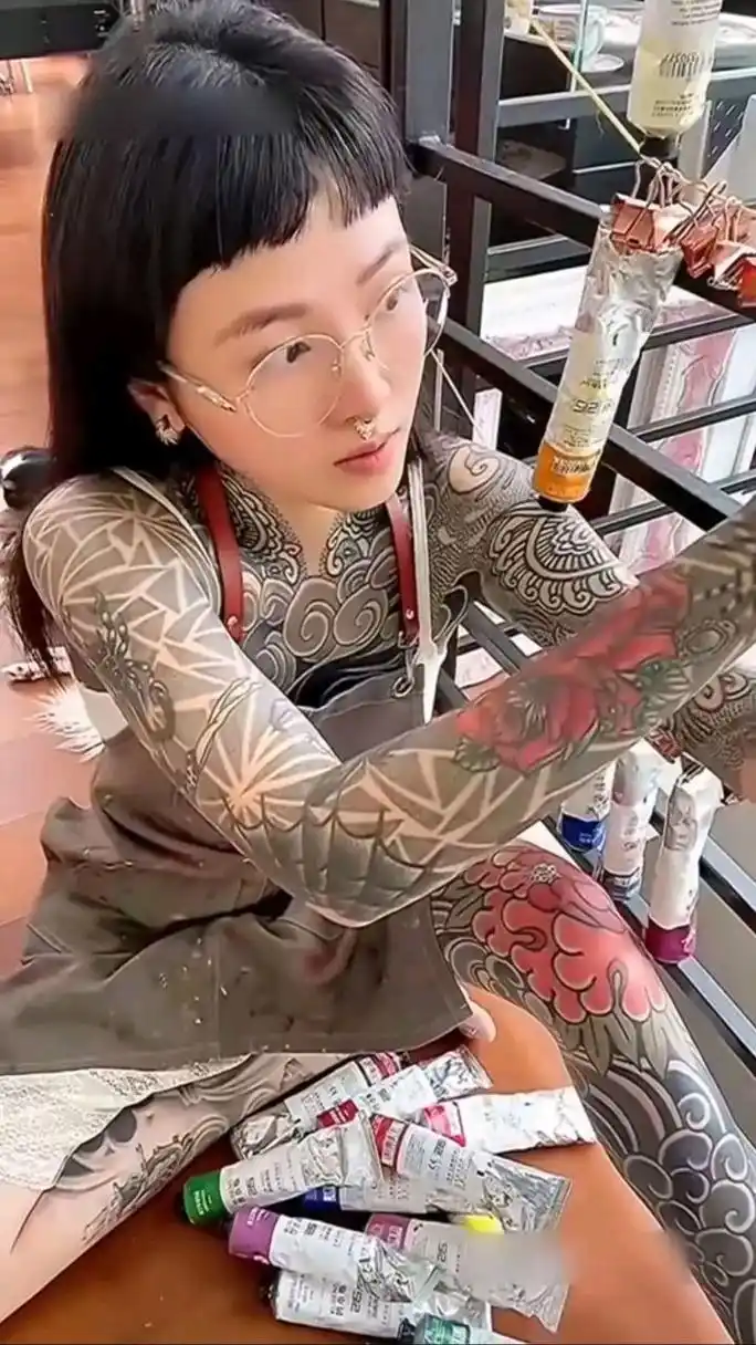 全身纹身小姐姐 现在的小姐姐怎么了 全身纹身有怎么好看吗 反正我是