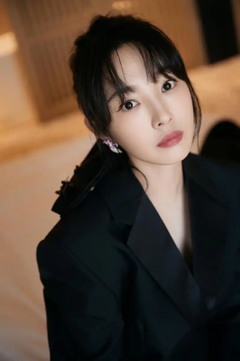 送上今日一组@白百何 第十三届北京国际电影节开幕式高清写真