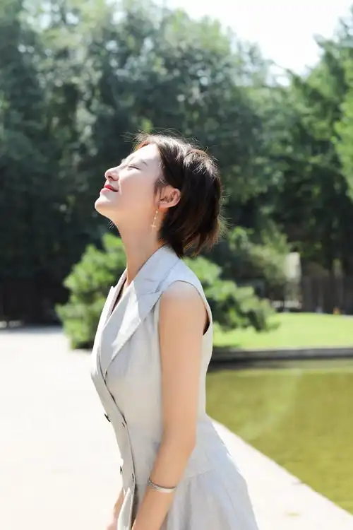 王汀时尚写真曝光 复古率性演绎街拍新风尚