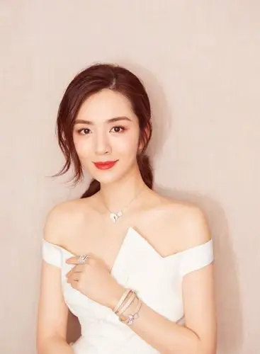 气质百变的王晓晨,笑容中的动人,眉眼间的精致,你中意她吗?