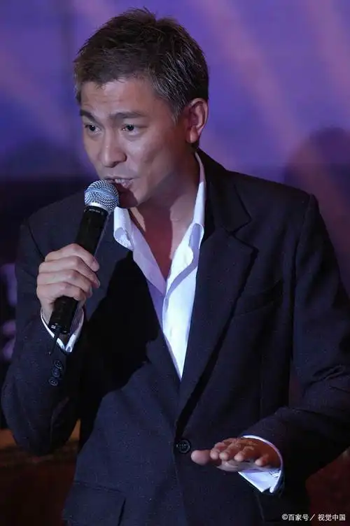 刘德华断崖式衰老满头白发啤酒肚明显网友泪目该退休了