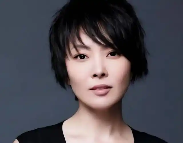 她曾是央视主持,被传是张嘉译前妻,低调嫁富商,47岁仍风韵犹存_刘威葳