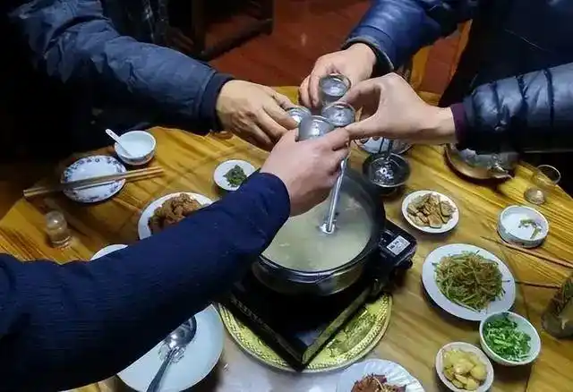 请客吃饭做东,千万别拿这些白酒给客人喝,丢面子不说还得罪人