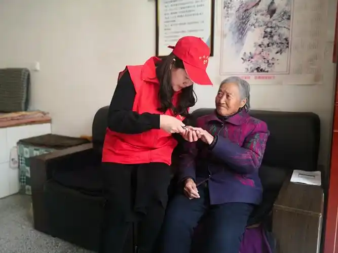 敬老院 志愿服务暖人心——印斗镇新时代文明实践志愿者开展关爱老人