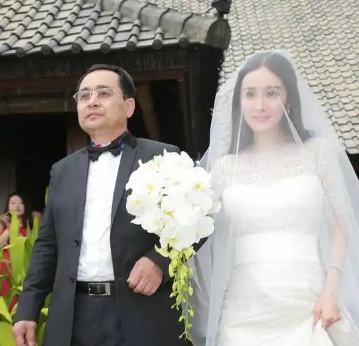 原创杨幂父亲身份被曝光背景相当深厚怪不得32年一直未公开