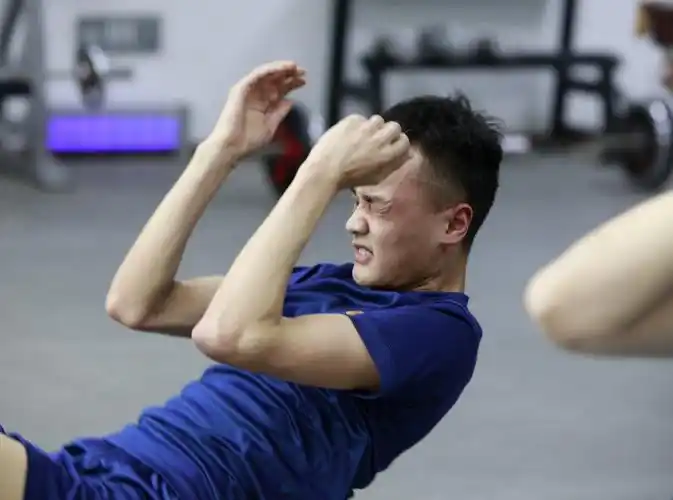 湖北:消防员开展室内体能训练