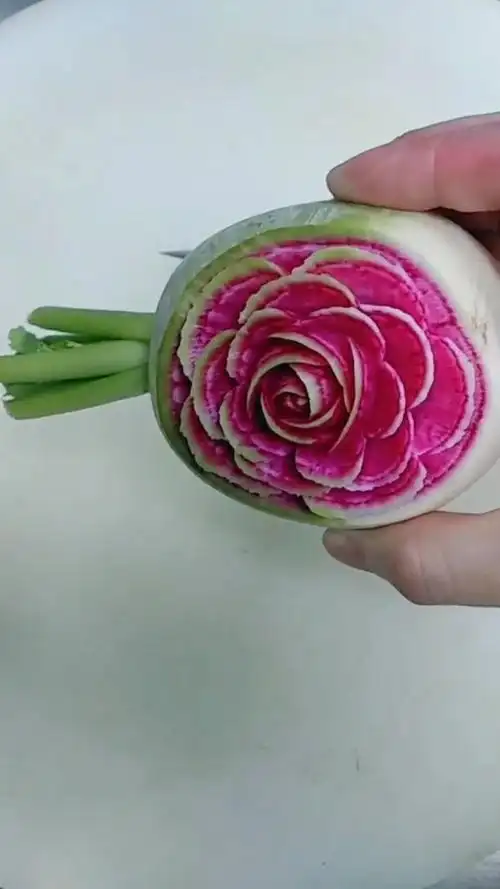 教你用萝卜雕刻漂亮的花,随便几刀一朵花就出来了