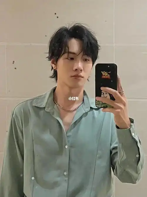 留长发尴尬期每次拍摄都在纠结该不该剪头发