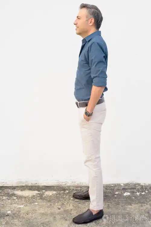 成熟帅哥的全身拍摄侧影