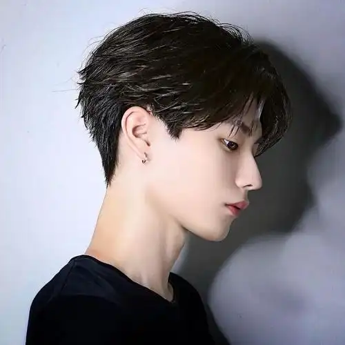 最后一个发型是百变出彩的流行发色