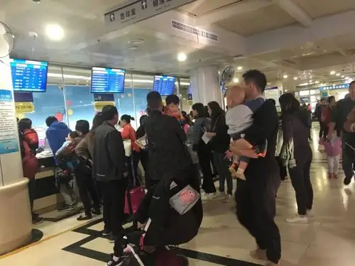 排队7小时看病1分钟:摧毁一对父母,孩子生场病就够了!