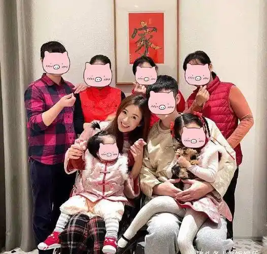 原创明星除夕晒全家福张子萱一家八口出镜黄晓明身旁不见baby