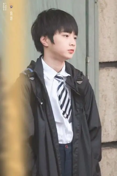 刘耀文拍初中毕业照