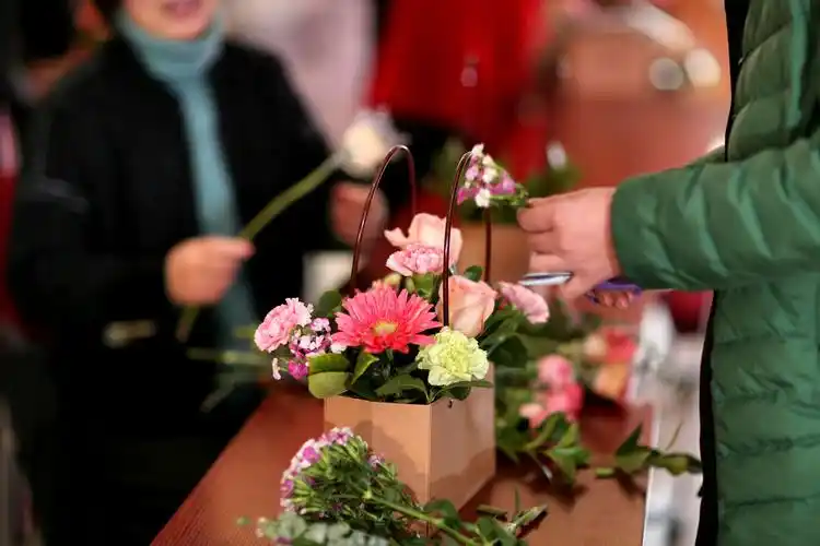 中国人寿信阳分公司三八节举办插花活动