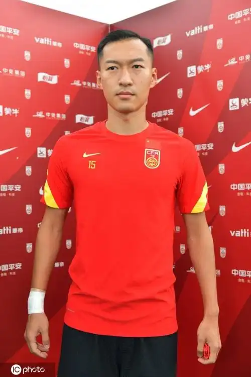 国足全员首次训练吴曦表态为国而战放开心态力拼每一个对手