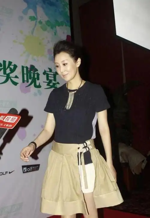 孙楠二婚妻子真优美穿短裙铅笔腿似超模一脸富态挺高级