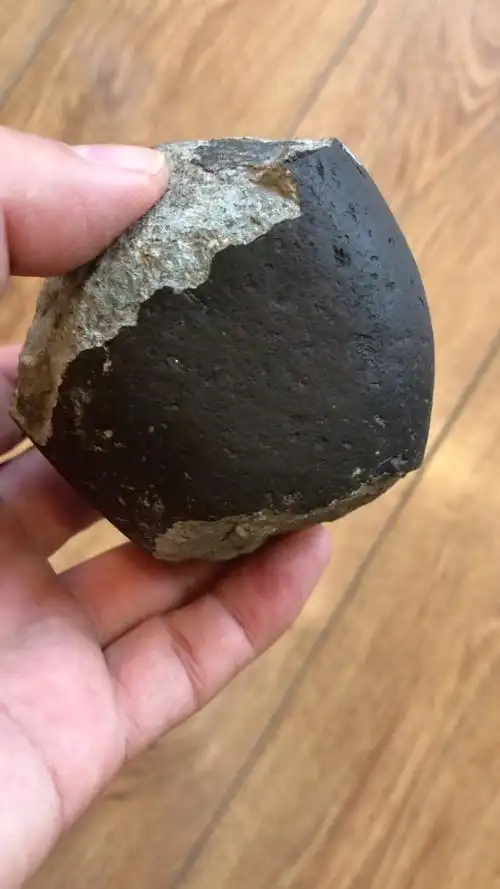 辨别掌握陨石的熔壳需要通过长期的专业知识学习,才能感悟到壳的特征