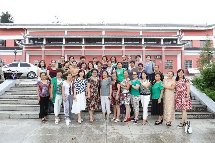 全部女同学合影