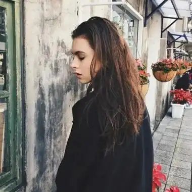 最新欧美风气质美女微信头像身边越嘈杂的时候我越想你