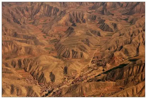 >> 鸟瞰那沟壑纵横的黄土高坡,不禁使我想起罗中立画的《缸亲