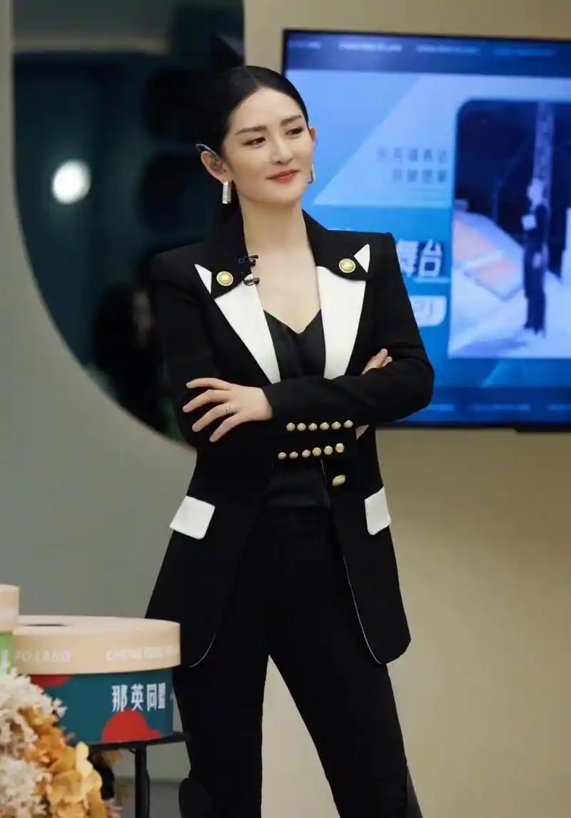 谢娜穿"西装"气场也挺强大,颜色深也有精致感,看着挺酷挺飒