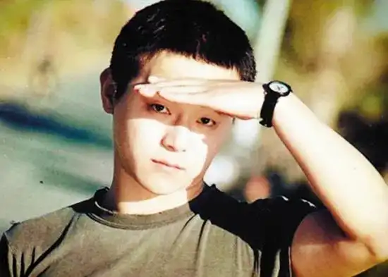 窦唯曾经是"黑豹乐队"的成员,担任主唱的同时也负责词曲创作工作.